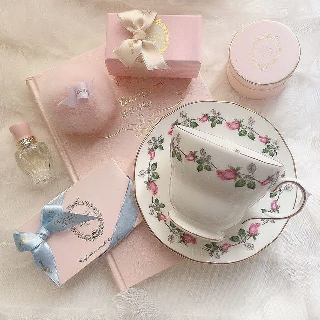 Sweet classic rose cup&saucer