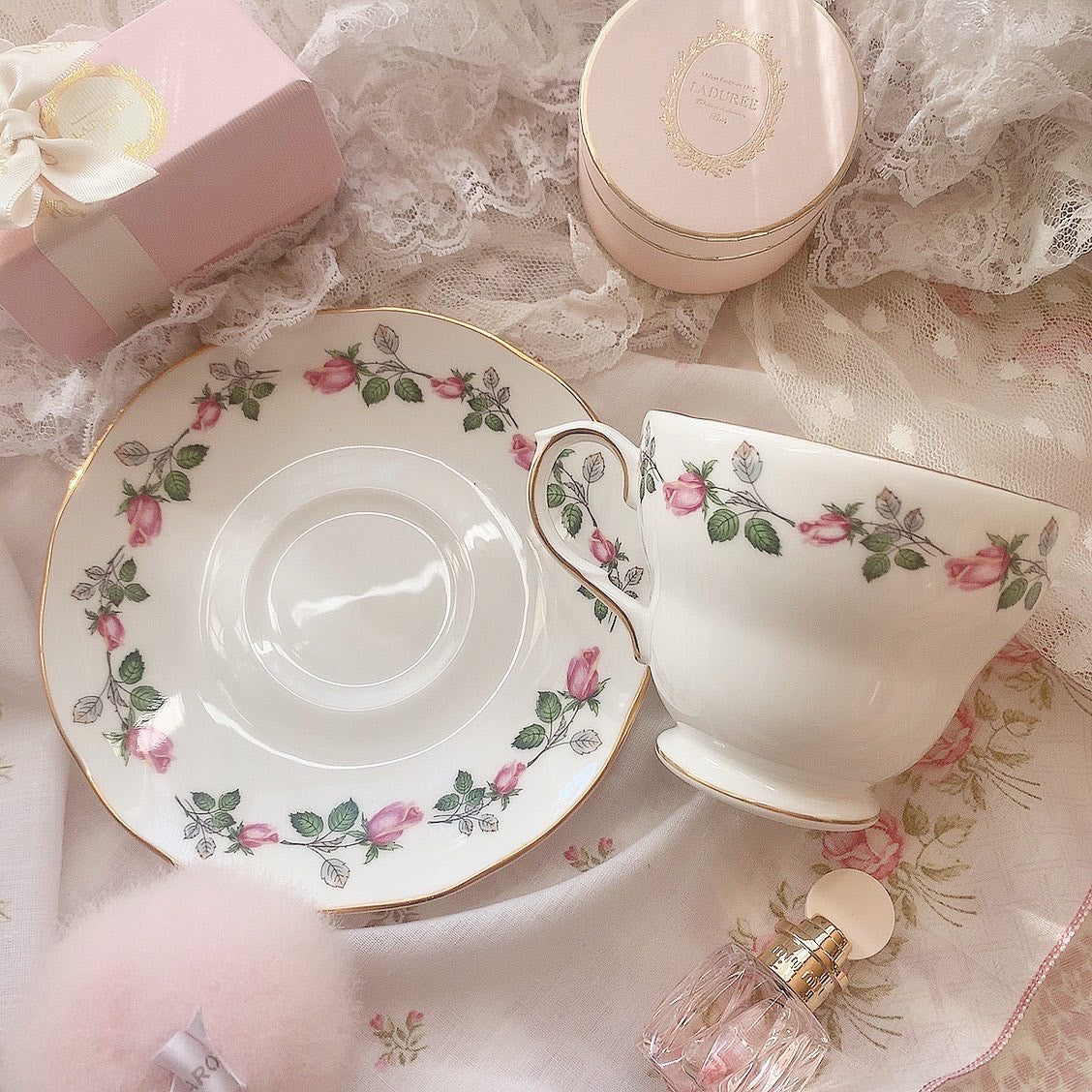 Sweet classic rose cup&saucer