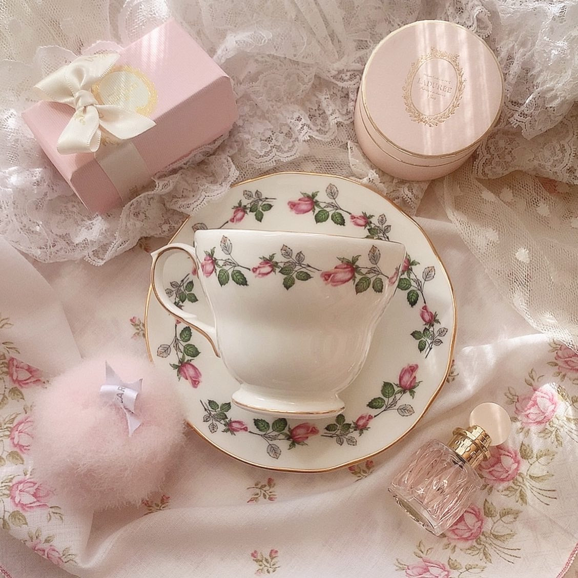 Sweet classic rose cup&saucer